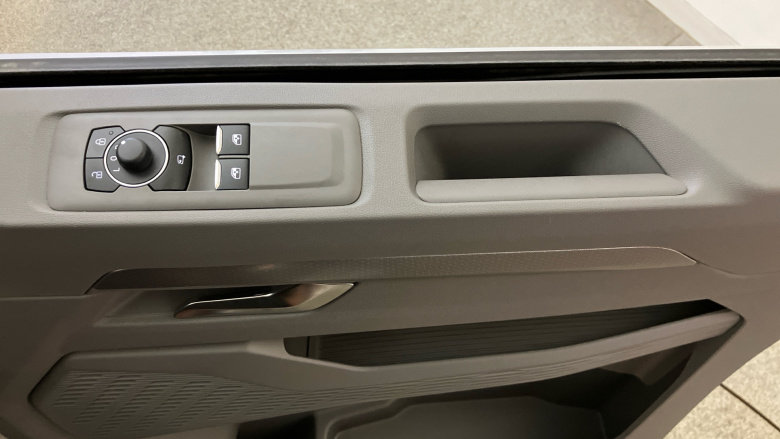 Volkswagen Transporter T32 Swb Electric 160kW 65kWh Commerce Pro Van Auto